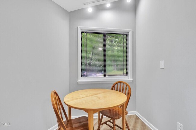 Building Photo - Spacious and Renovated 3BR Townhome in Cha...