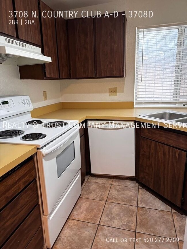 Building Photo - 3708 N Country Club Rd