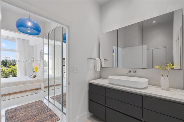 Building Photo - The Meridian Condo