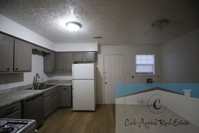Building Photo - 2 bed, 1.5 bath apartment - HUD accepted!!