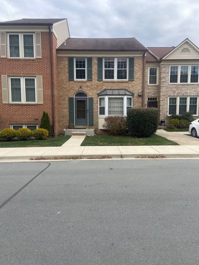 Building Photo - A three bedroom plus den, three and one half bath townhouse conveniently located in Rockville Mar...
