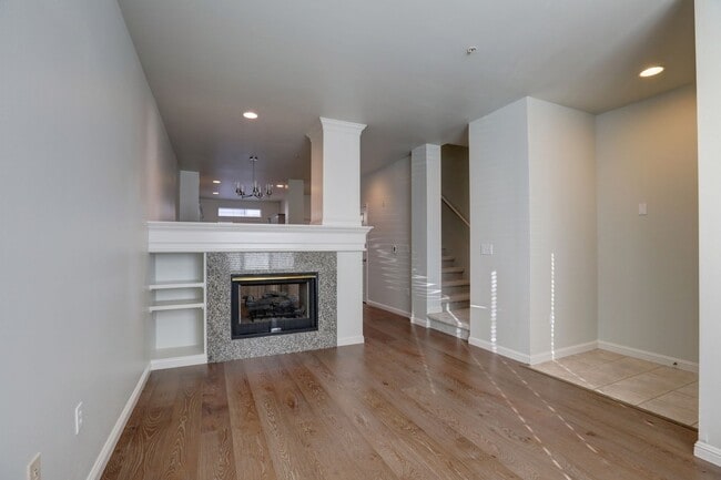 Building Photo - Luxury 2BR 2.5BA Townhouse Style Condo @ Lochshire on Forbes Creek