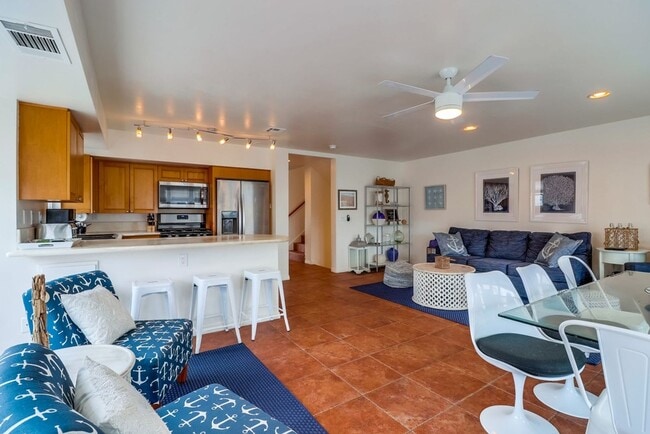 Building Photo - Private Rooftop Deck South Mission Beach