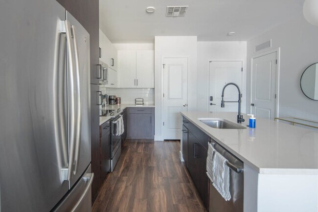 Building Photo - 688 W 1st St