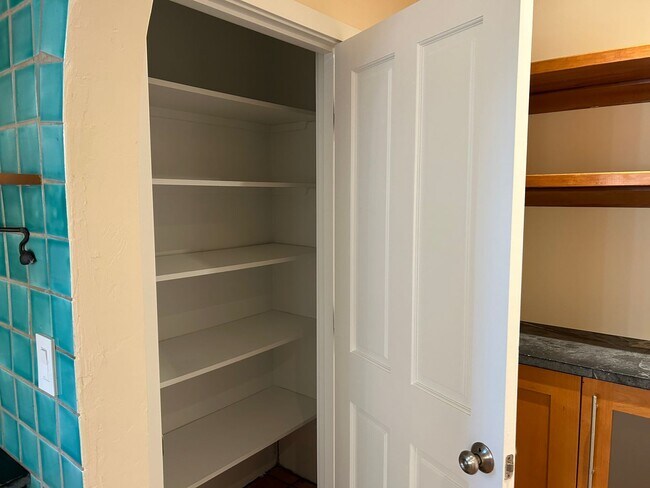 Building Photo - 2015 Franklin Ave E