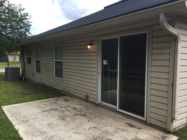 Building Photo - 6701 Southern Oaks Dr