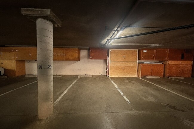 Building Photo - For Rent: 1 Bed / 1 Bath Condo in Lakeside...