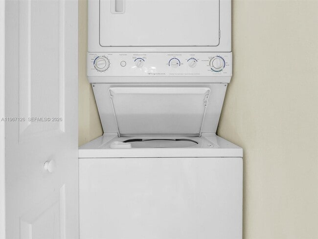 Building Photo - 6520 SW 63rd Ct