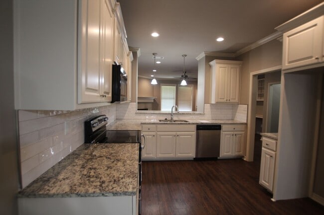 Building Photo - Beautiful 3 Bedroom 2 Bath Home in Guinn E...