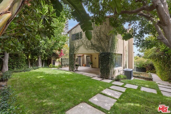 Building Photo - 1121 La Collina Dr