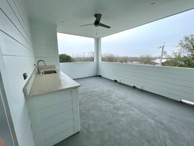 Building Photo - 710 Vassar Ct