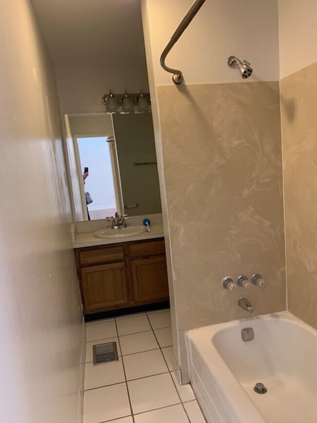 Building Photo - Wonderful lower unit with fresh paint