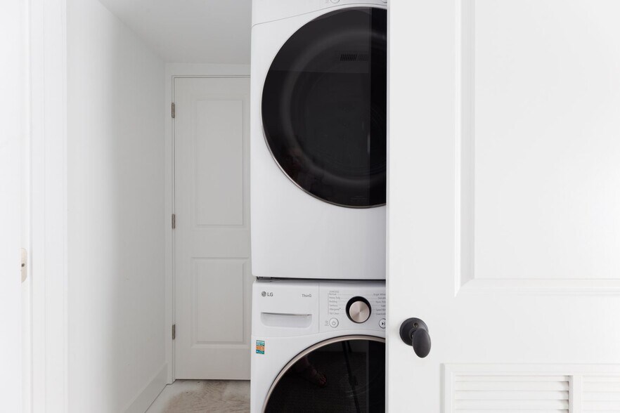 Building Photo - 2757 W Logan Blvd