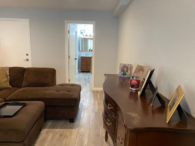 Building Photo - Epic REA – Renovated 1 BR/1 BA In-law - Ut...