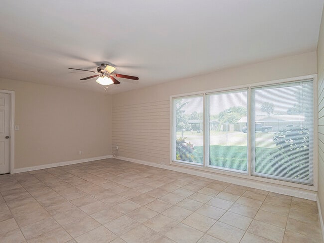 Building Photo - 855 28th Ave