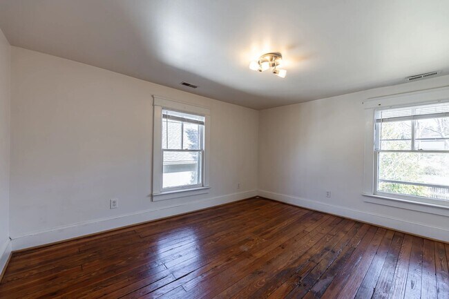Building Photo - Walk to Main Street Restaurants and Downtown! Charming home, just like grandma's house!