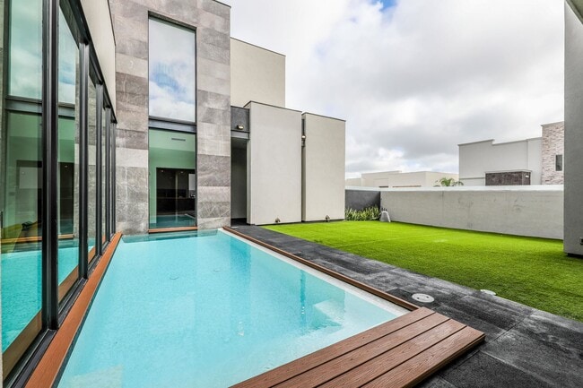 Building Photo - 3013 George Martin Dr
