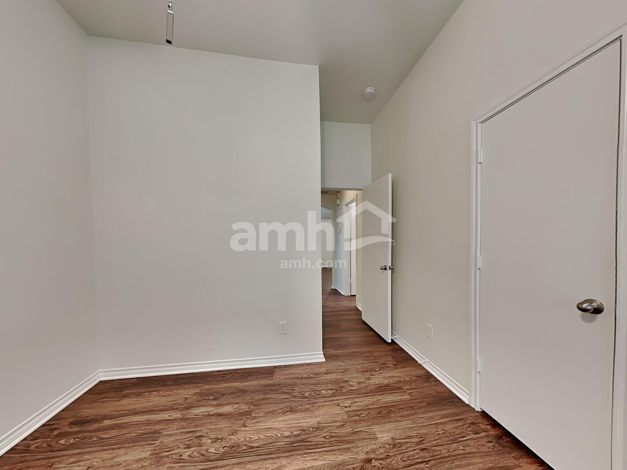 Building Photo - 3013 Lake Side Dr