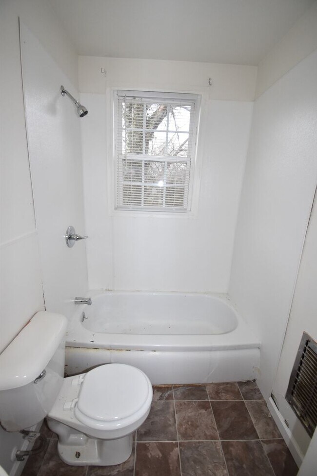 Building Photo - 3 Bedroom Home For Rent Near APSU!