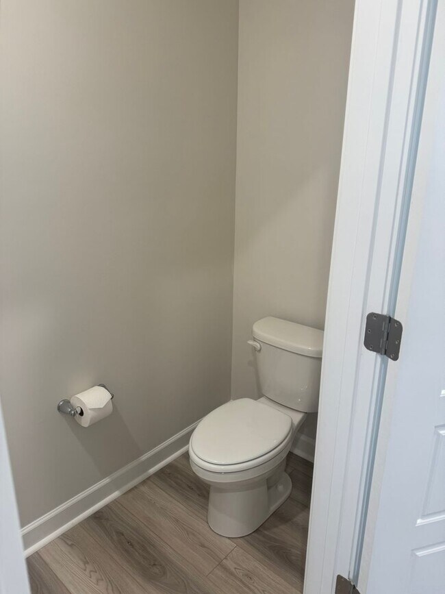 Building Photo - Brand New Luxury Living!