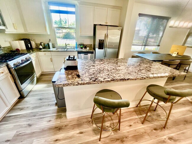 Building Photo - Spacious 4 Bed | 2-Story Townhome in Lake Pointe near Eastlake Vistas