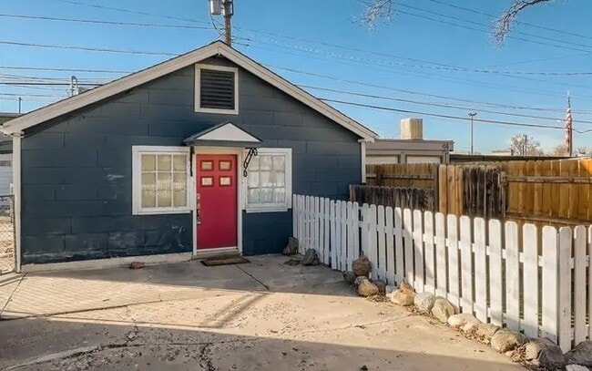 Building Photo - "Charming Studio Duplex Retreat in Englewood – Cozy 1 Bed, 1 Bath Gem!"