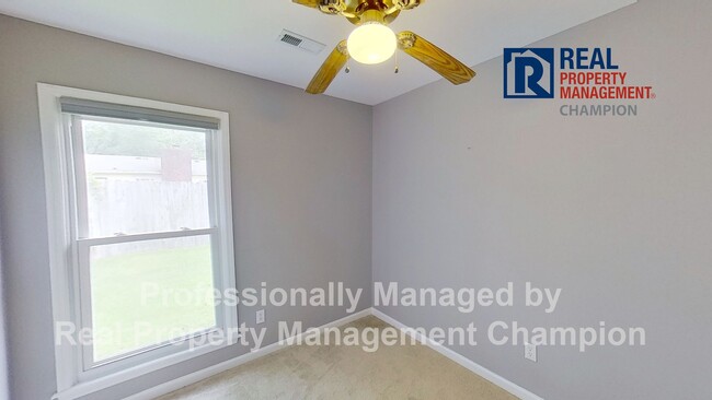 Building Photo - Charming Ranch Style Home with Spacious Fe...
