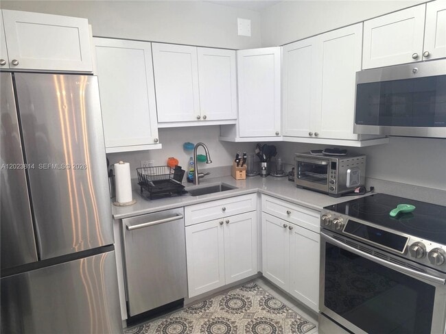Building Photo - 5161 Collins Ave