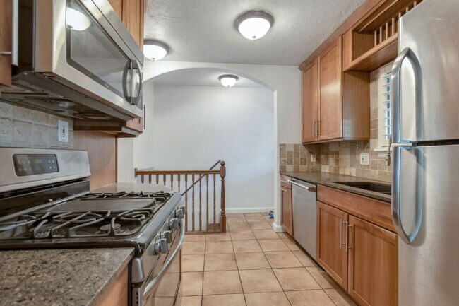 Building Photo - AVAILABLE NOW - Charming Sugar House Bungalow