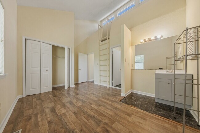 Building Photo - Spacious 2 bedroom townhouse with an additional loft located near TCC!