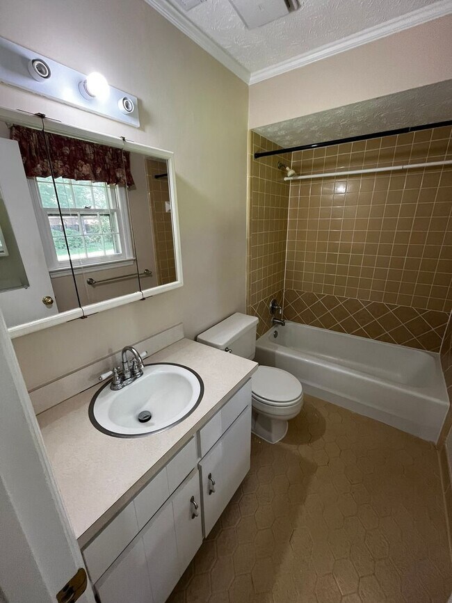 Building Photo - Beautiful New to Market!
