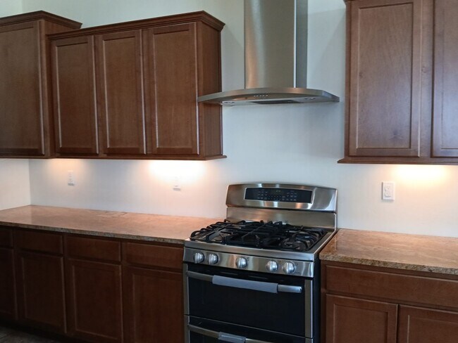 Building Photo - Stunning 5-bedroom, 2.5-bathroom home in R...