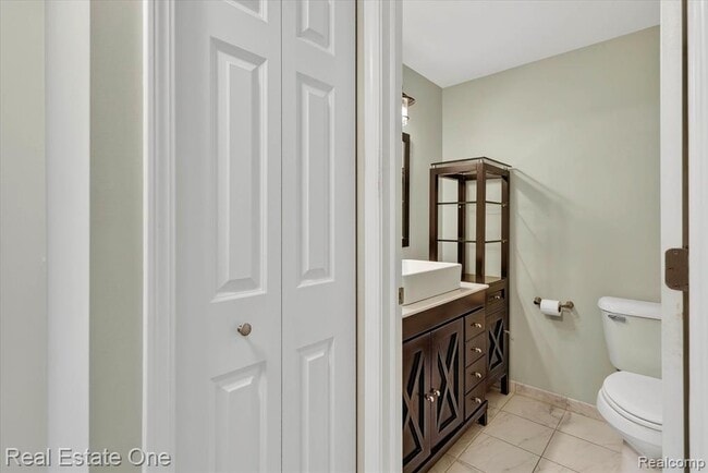 Building Photo - 874 N Main St