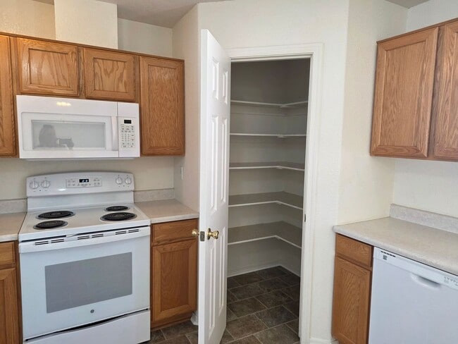Building Photo - 3 Bed/2 bath home located in desirable Holiday Shores, Bullhead City AZ.