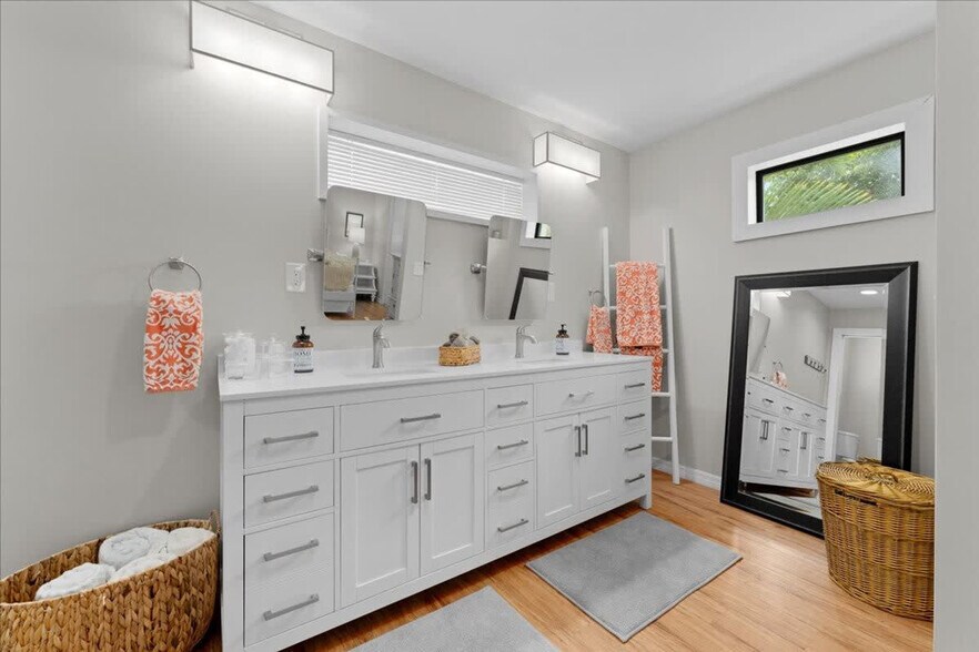 Building Photo - 1345 Bayshore Dr