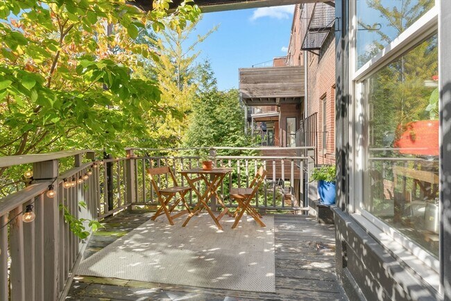 Building Photo - 18 Concord Square