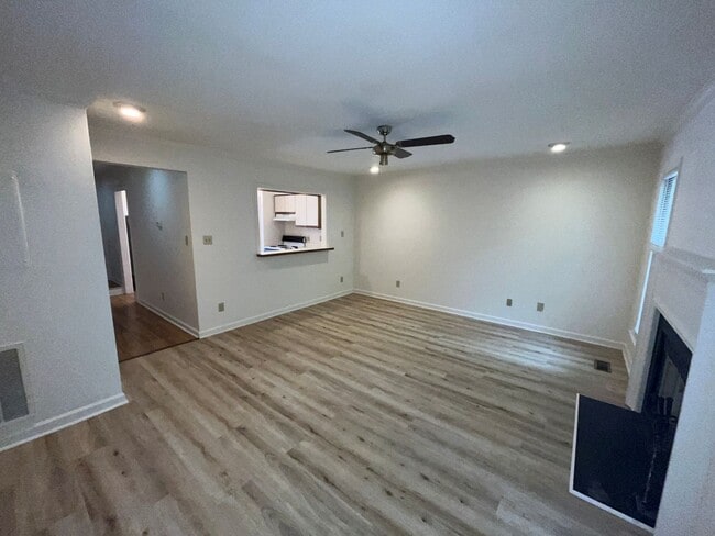Building Photo - Cozy Deck with view of Creek! Large Bedroo...