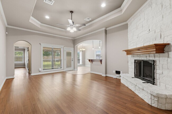 Building Photo - Spacious 3 Bed, 2 Bath House in Edelweiss Gartens Available Now!