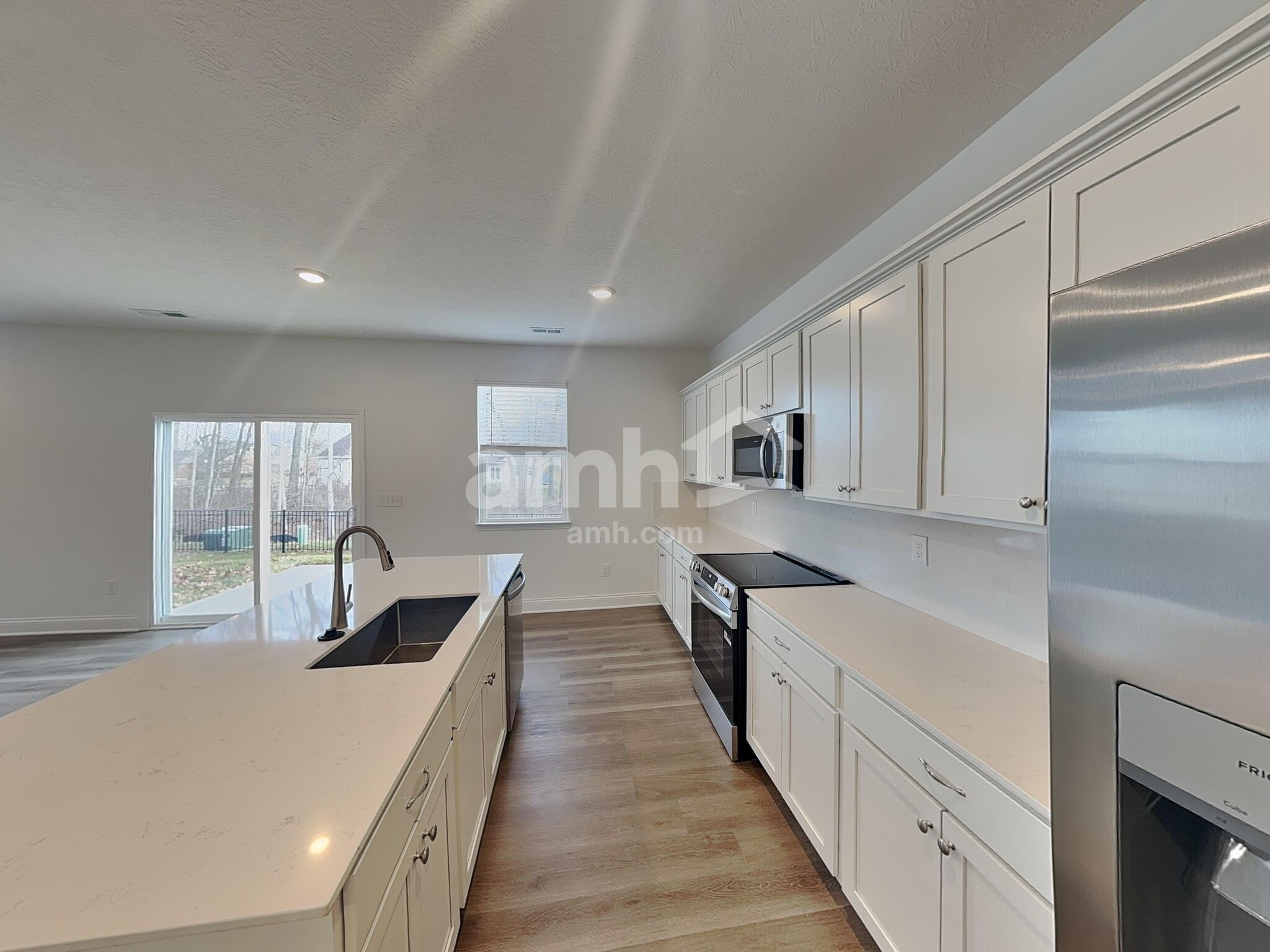 Building Photo - 998 Heritage Blvd