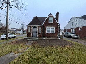 Building Photo - Freshly Renovated 3 Bedroom Bungalow