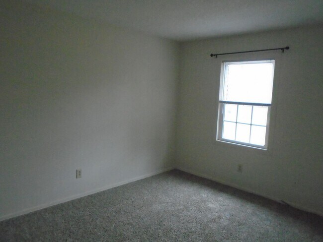 Building Photo - Charming 3 bedroom 1 1/2 bath townhouse lo...