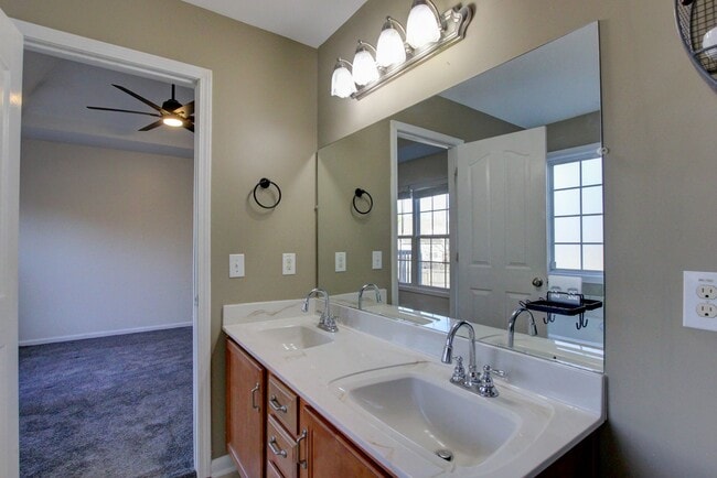 Building Photo - 3 bed 2 bath Fenced yard.  Heart of St. B.  Hurry.