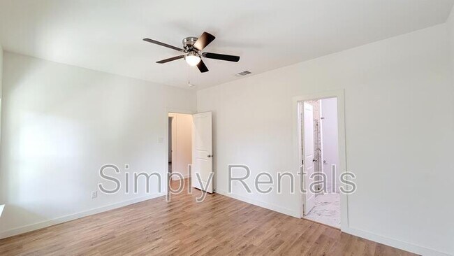 Building Photo - Gordon 3304