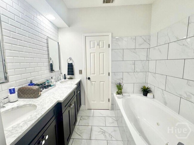 Building Photo - Beautifully designed end unit townhome Available 1/6/26