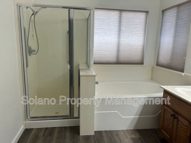 Building Photo - 542 Fiesta Ct