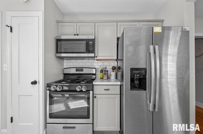 Building Photo - 2133 Warren St