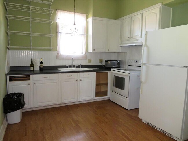 Building Photo - 302 S Washington St