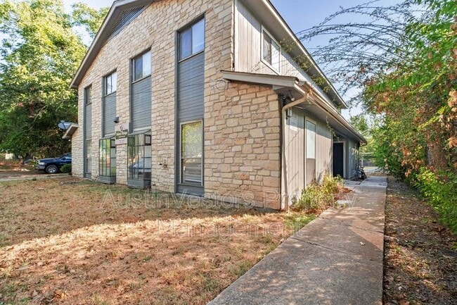 Building Photo - 115 S Frio St