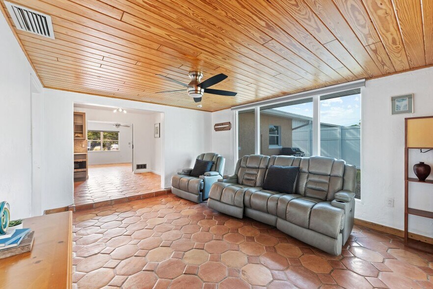 Building Photo - 1841 Buccaneer Dr