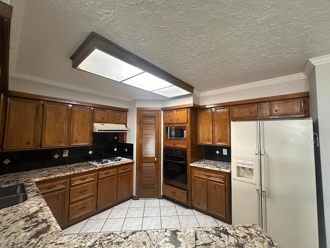 Building Photo - 219 Kings Ct